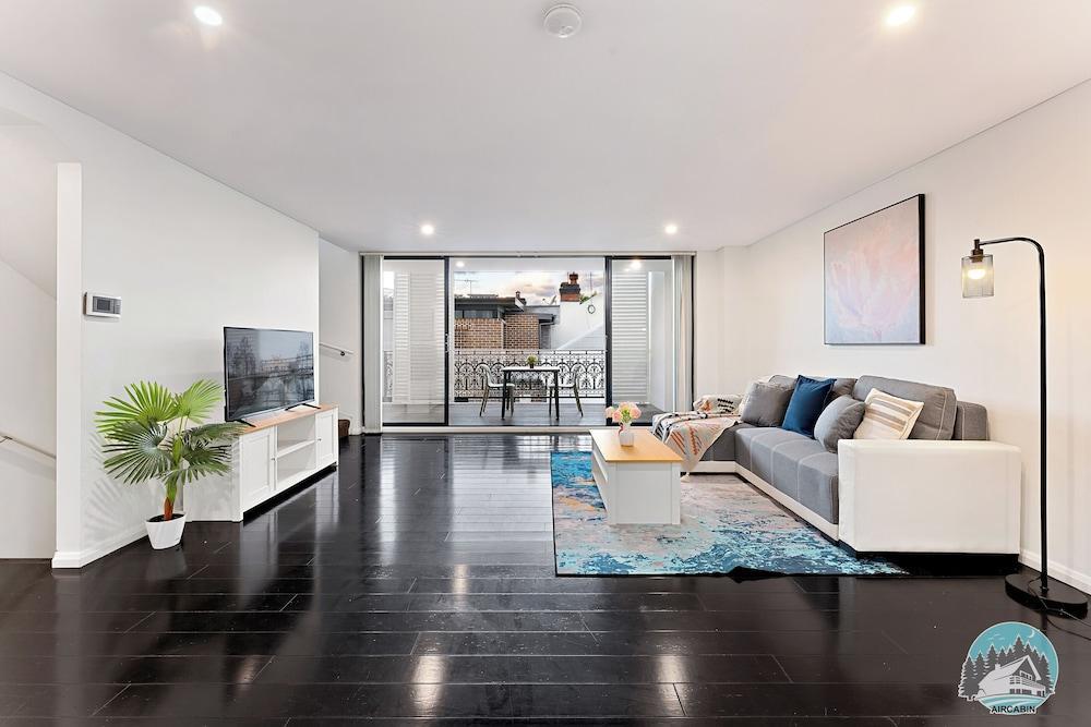 Aircabin Annandale Comfy 3 Bed Townhouse - Tap to explore photos