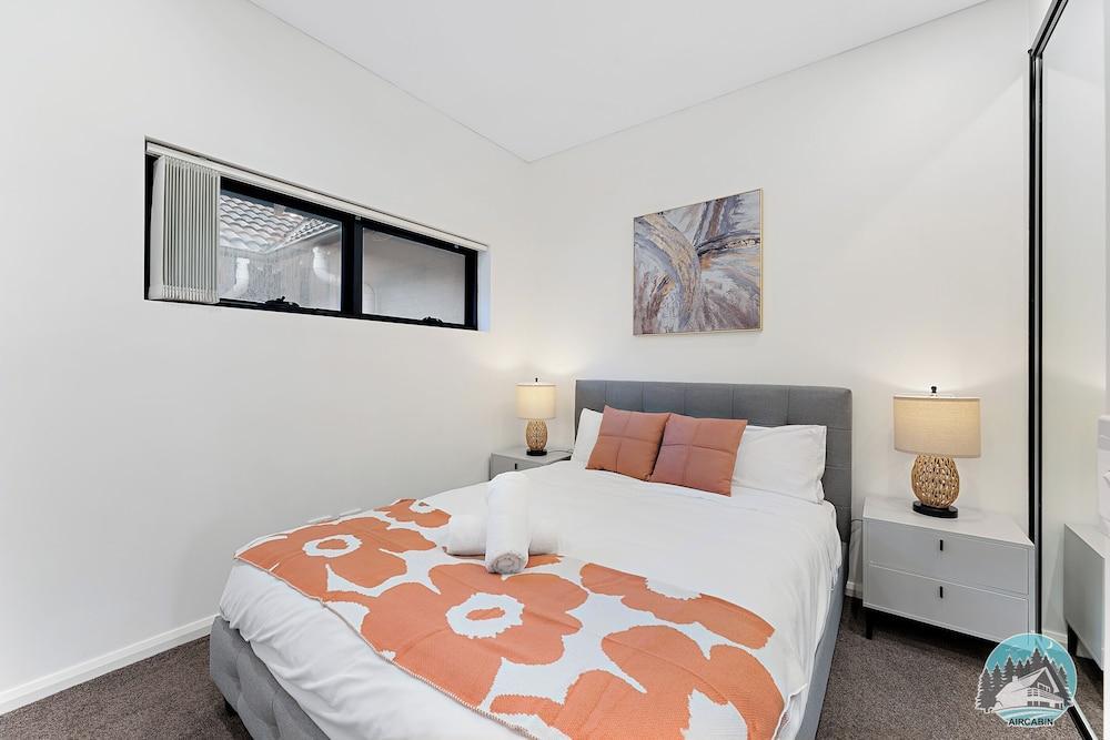 Aircabin Annandale Comfy 3 Bed Townhouse - Tap to explore photos