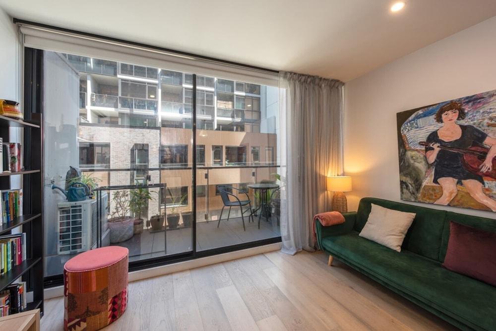Charming 1-br Apt W/pool & Gym -15 Mins From City! - Tap to explore photos