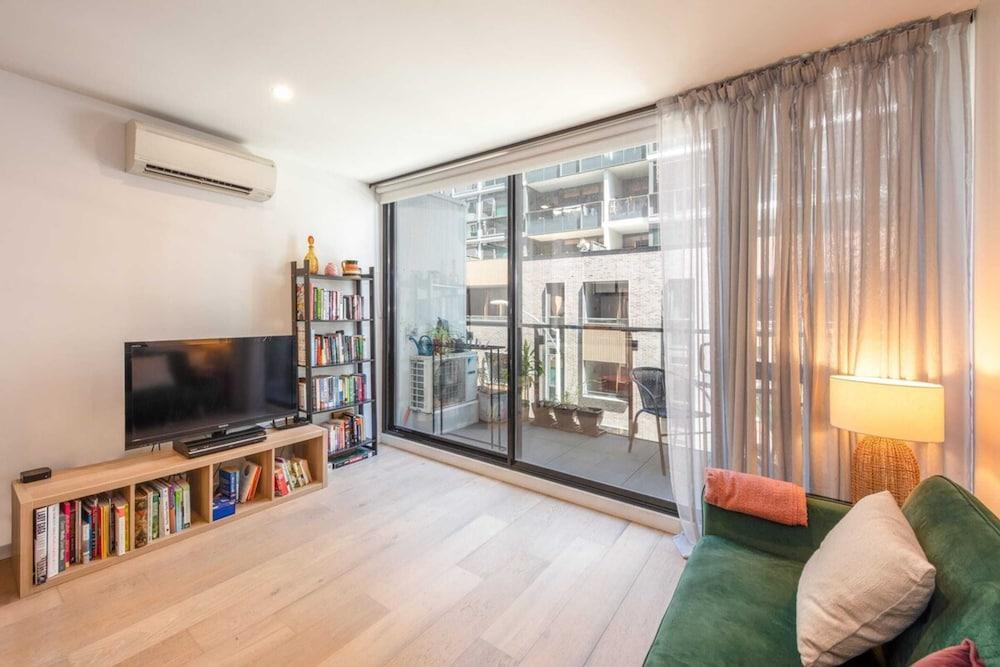 Charming 1-br Apt W/pool & Gym -15 Mins From City! - Tap to explore photos