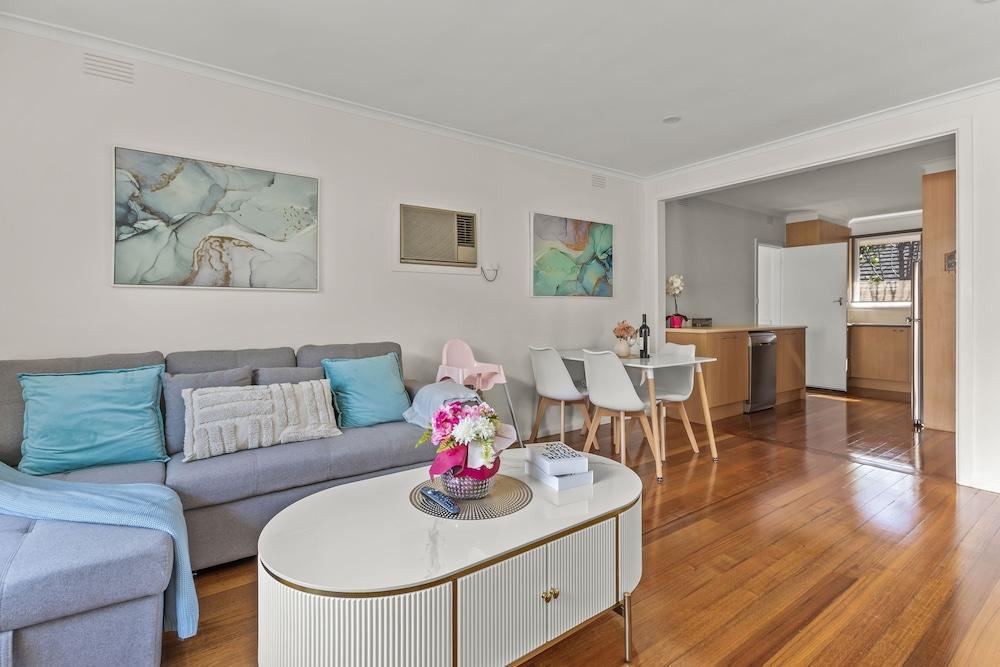 StayAU 2BRM Beach Family House Hampton - Tap to explore photos