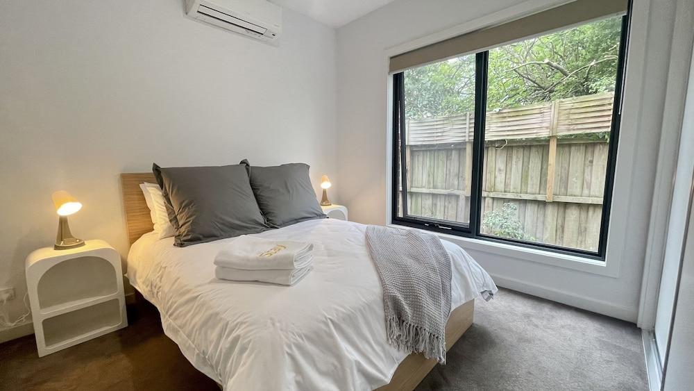 StayAU Modern 4BR Townhouse Bayswater - Tap to explore photos