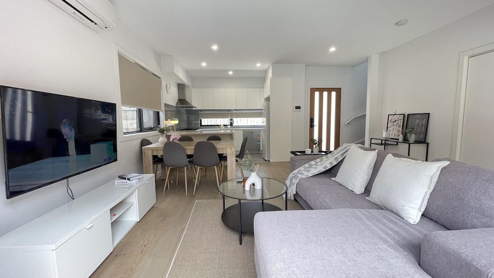 StayAU Modern 4BR Townhouse Bayswater - Tap to explore photos