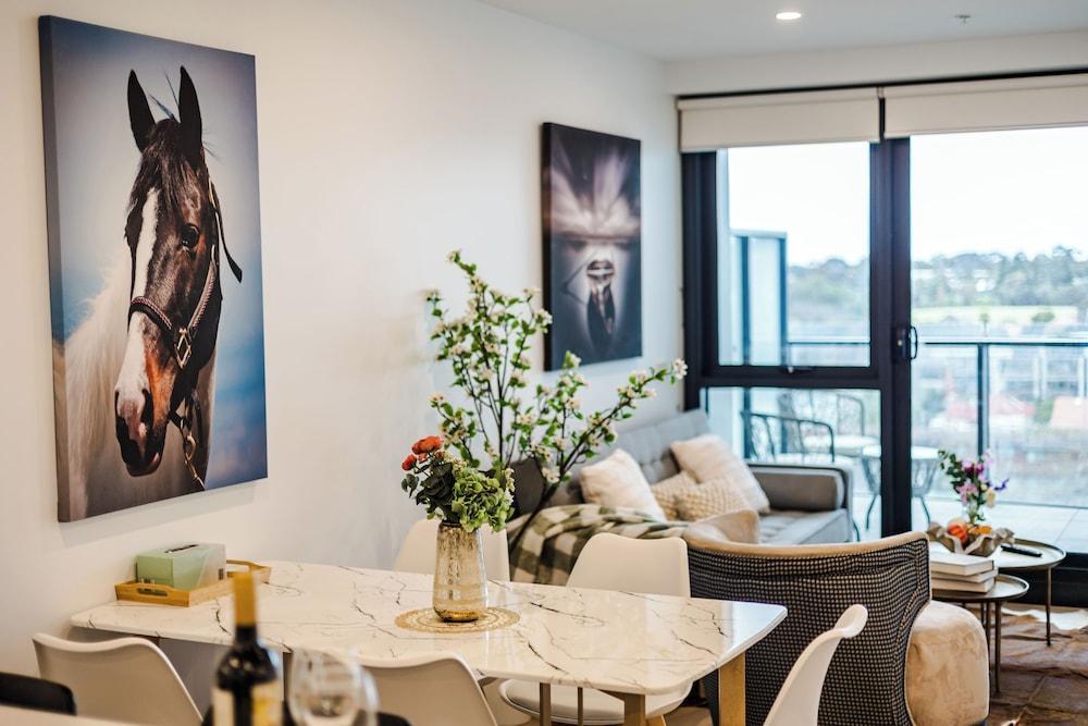 StayAU Cozy & Stylish 2BR in Box Hill - Tap to explore photos