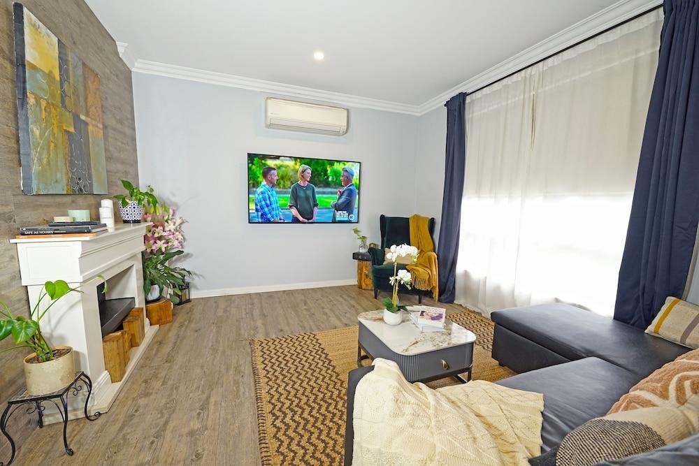 Self-contained Retreat 3BR WiFi Parking - Tap to explore photos
