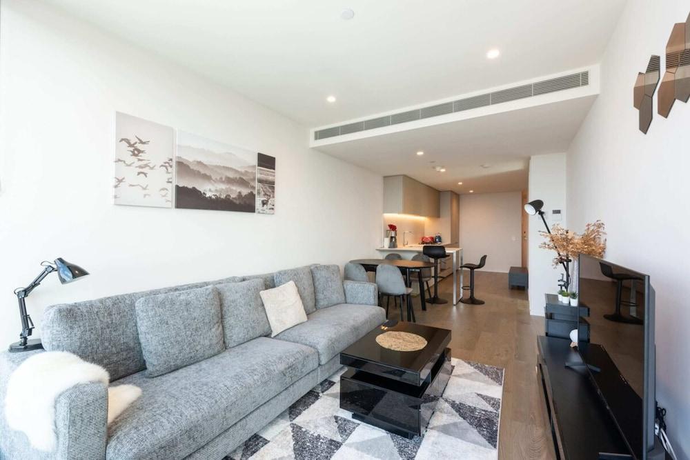City Views Retreat: 31st Floor 2BR Near Cbd! - Tap to explore photos
