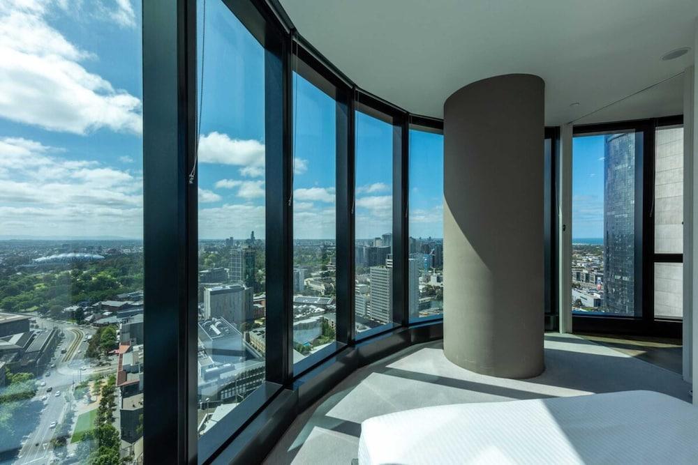 City Views Retreat: 31st Floor 2BR Near Cbd! - Tap to explore photos