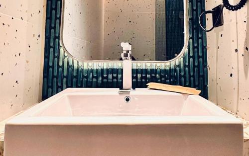 Qube Hotel by 98hospitality - Tap to explore photos