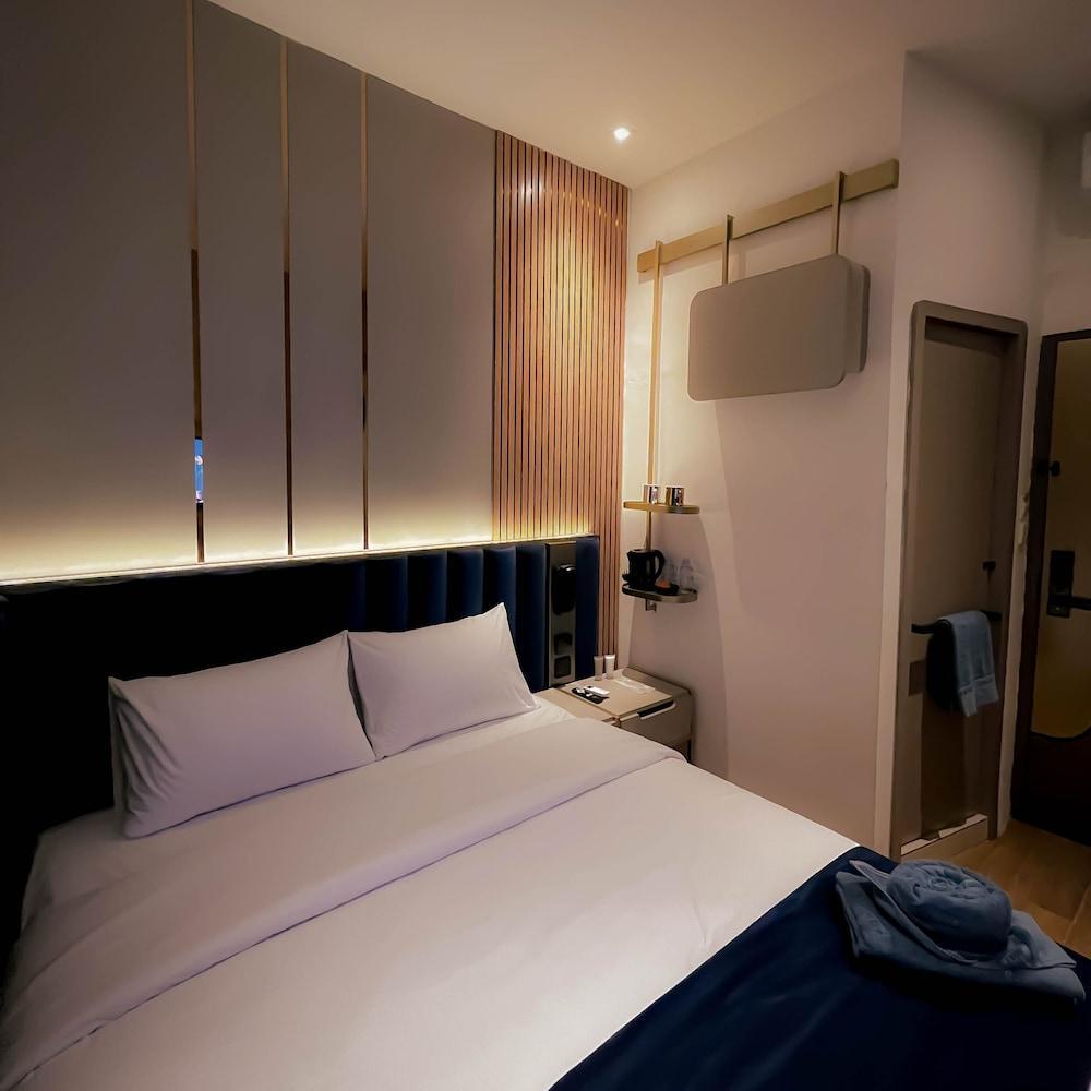 Qube Hotel by 98hospitality Room Type - Superior Double Room, 1 Double Bed Qube Hotel by 98hospitality Room Type - Superior Double Room, 1 Double Bed