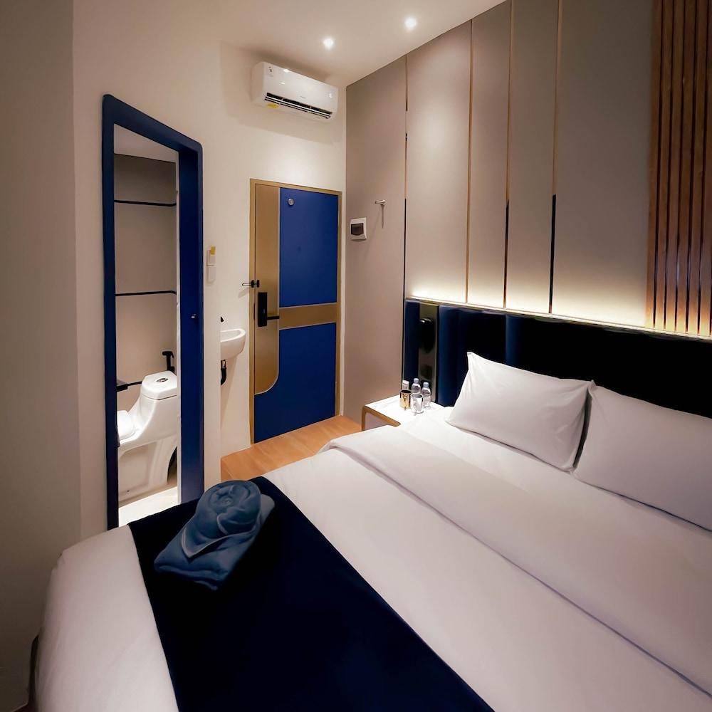 Qube Hotel by 98hospitality Room Type - Standard Double Room, 1 Double Bed Qube Hotel by 98hospitality Room Type - Standard Double Room, 1 Double Bed