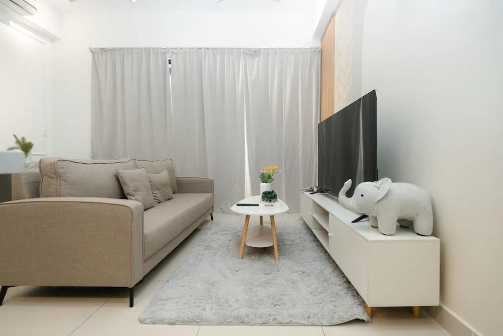 Cozy Skyline Retreat Trion KL - Level 63 - Tap to explore photos