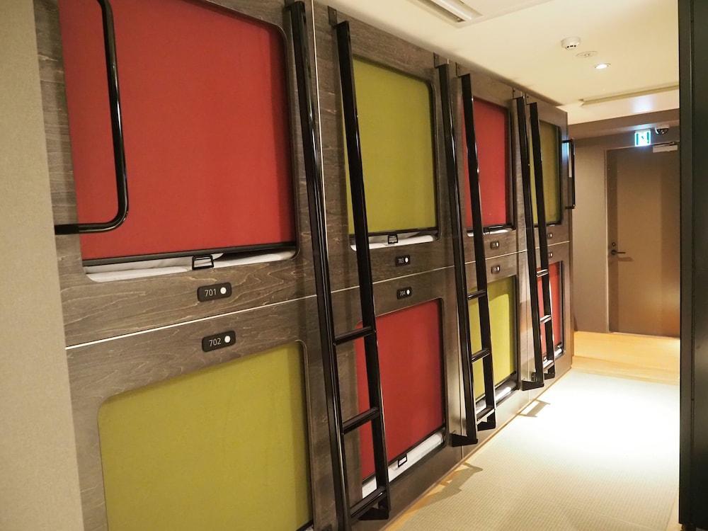 Capsulehotel Suzumoriya - Tap to explore photos