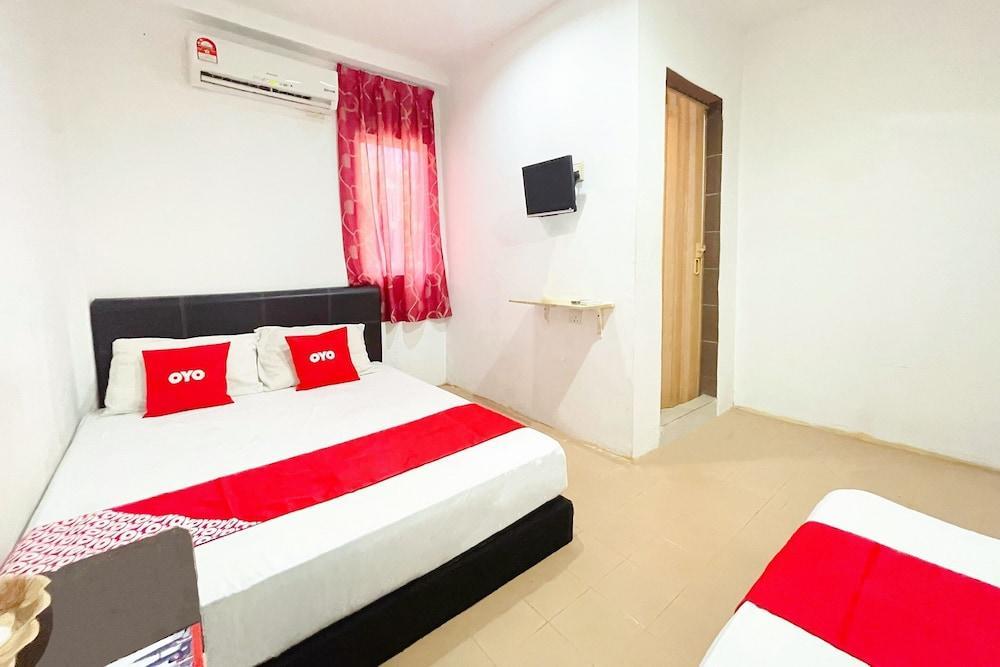 OYO 90324 Muar Station Hotel - Tap to explore photos