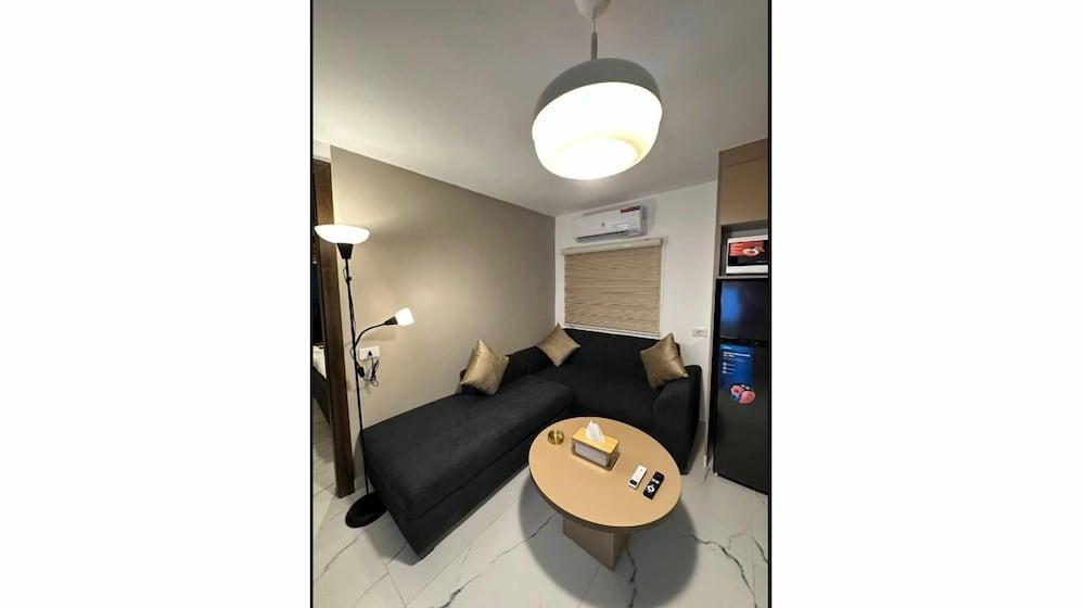 Stylish Luxe Apartment Fr 0006