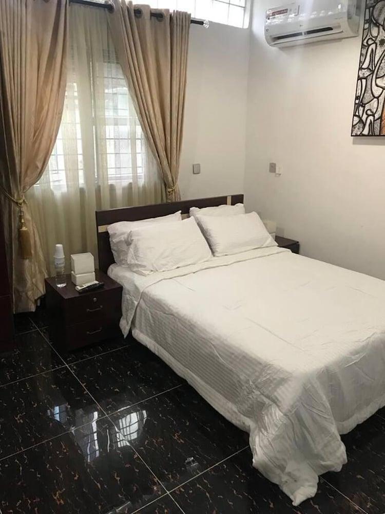 Captivating 4-bed House in Lagos - Tap to explore photos