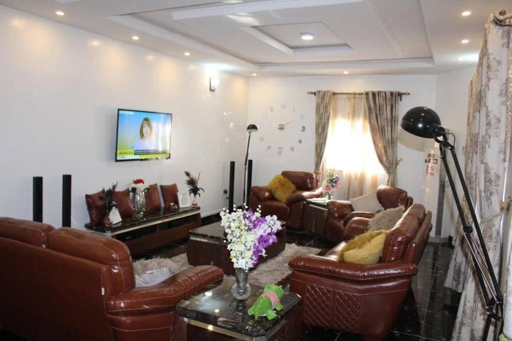 Captivating 4-bed House in Lagos - Tap to explore photos