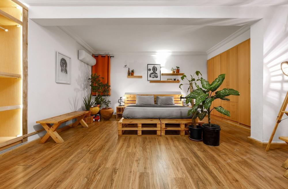 16 by 16 Room Type - Deluxe Studio Suite, 1 King Bed, Non Smoking, City View