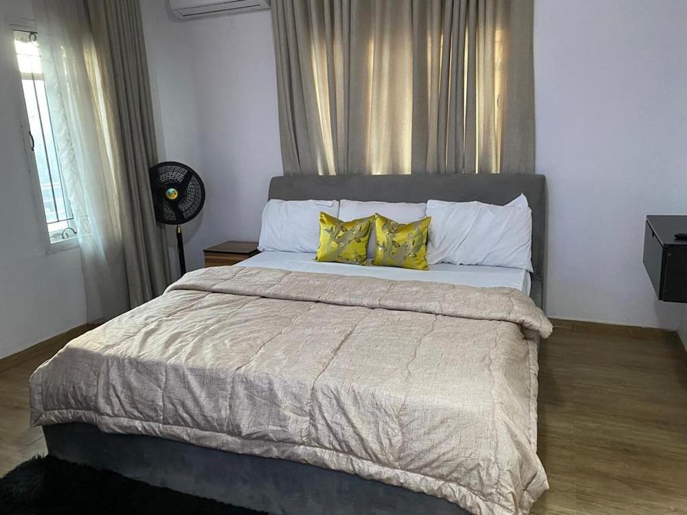 Captivating 3-bed Apartment in Lagos - Tap to explore photos