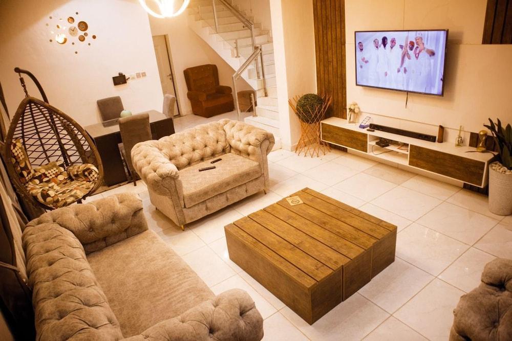 4 Bedroom Fully Detached Duplex in Lekki, Lagos - Tap to explore photos