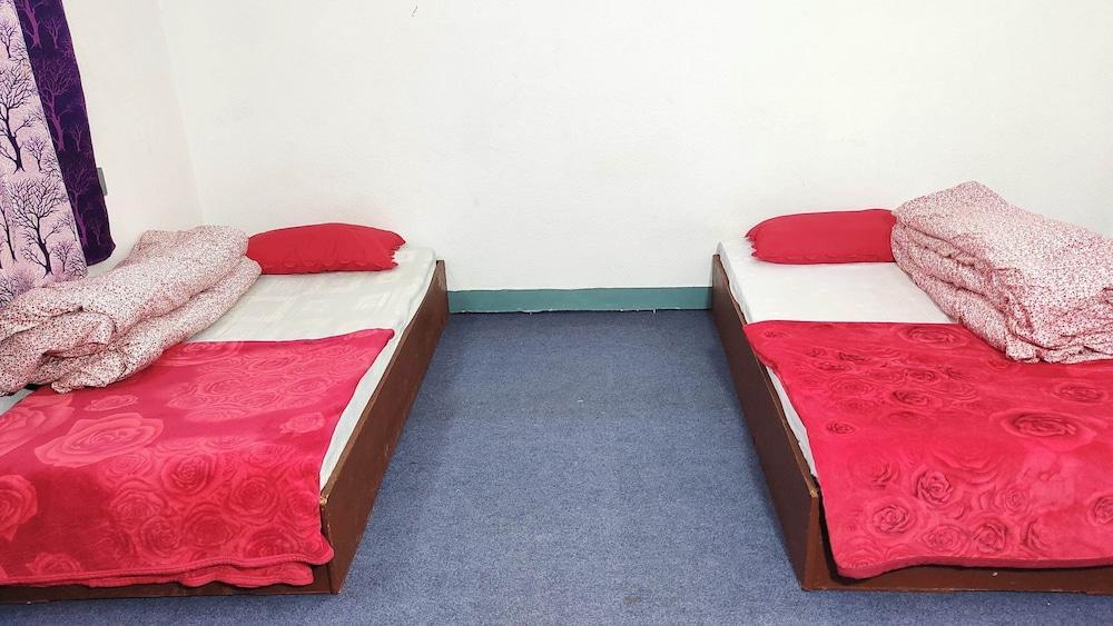 Budget Backpackers Hostel Room Type - Basic Twin Room, 2 Twin Beds