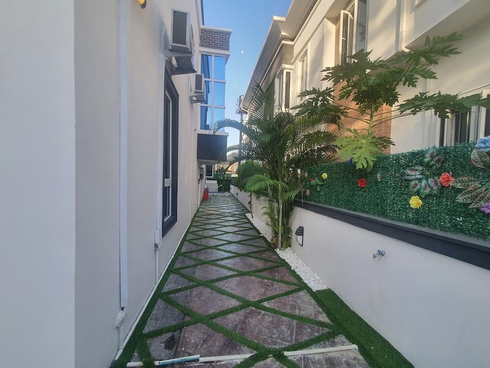 Lekki Luxury 5 Bedroom House Duplex in Lekki - Tap to explore photos