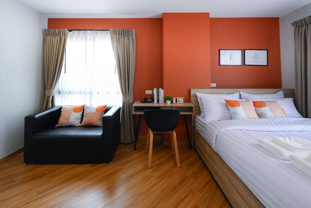 You Hotel Room Type - Deluxe Room, 1 Queen Bed