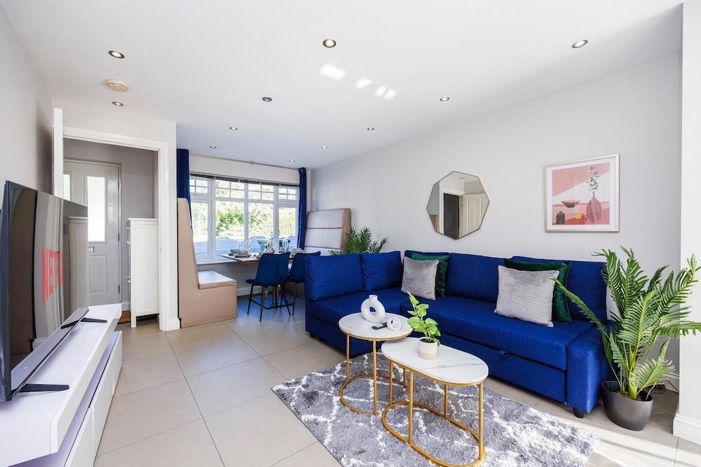 Large 4 Bed Townhouse in Uxbridge Sleeps 9 - Tap to explore photos