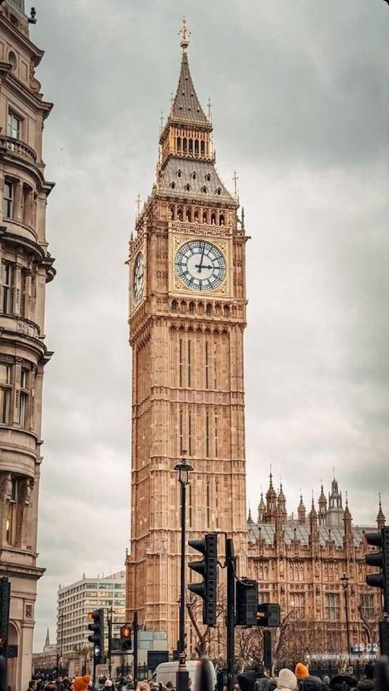 Modern 5-bed House in London Close Excel - Big Ben - Tap to explore photos