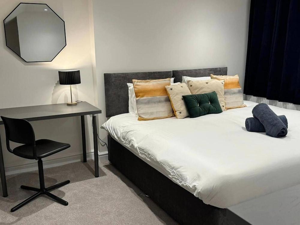 Modern 5-bed House in London Close Excel - Big Ben - Tap to explore photos