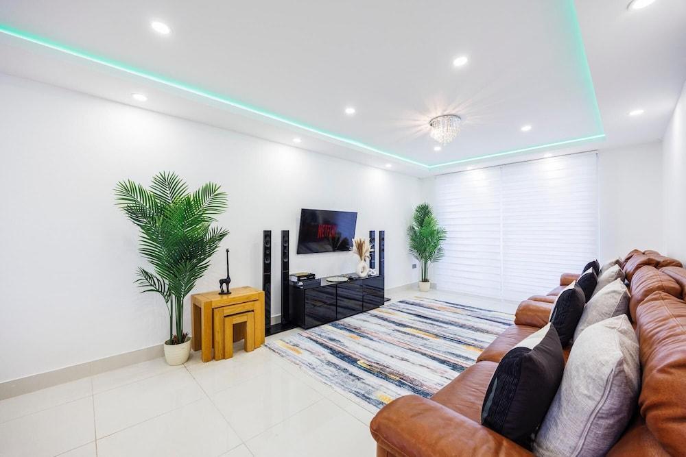 Luxurious - Pool Table - Games Room - Free Parking - Tap to explore photos