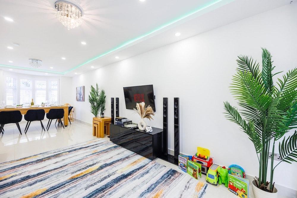 Luxurious - Pool Table - Games Room - Free Parking - Tap to explore photos