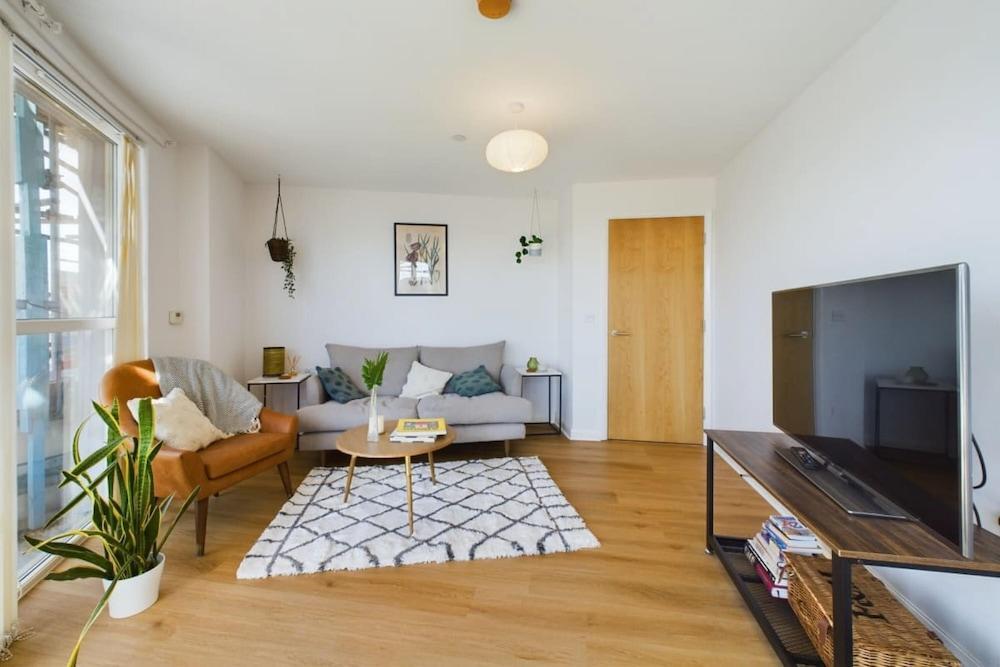 The Queensland Sanctuary - Trendy 2bdr Flat With Terrace - Tap to explore photos