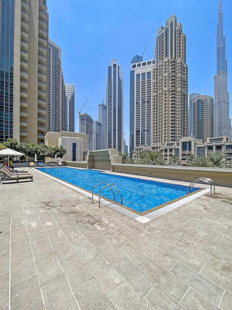 Refurbished 1BR in Downtown Balcony Gym Pool - Tap to explore photos