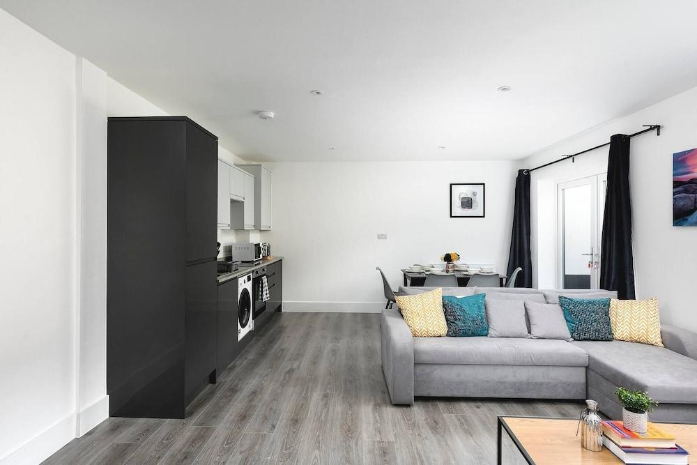 Skyvillion Vineyard Court, Enfield, 2 Bed, With Garden - Tap to explore photos