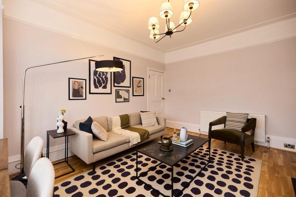 The Cranley Gardens Escape - Spacious 2bdr Flat - Tap to explore photos