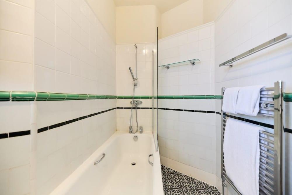 The Cranley Gardens Escape - Spacious 2bdr Flat - Tap to explore photos