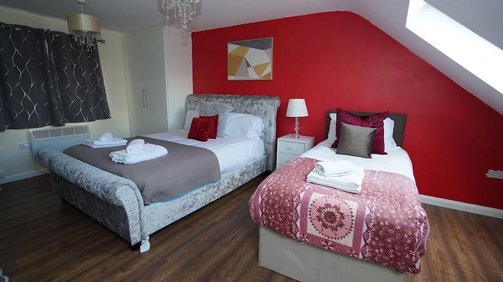 59B Comfortable Home Sleeps 8 - Tap to explore photos
