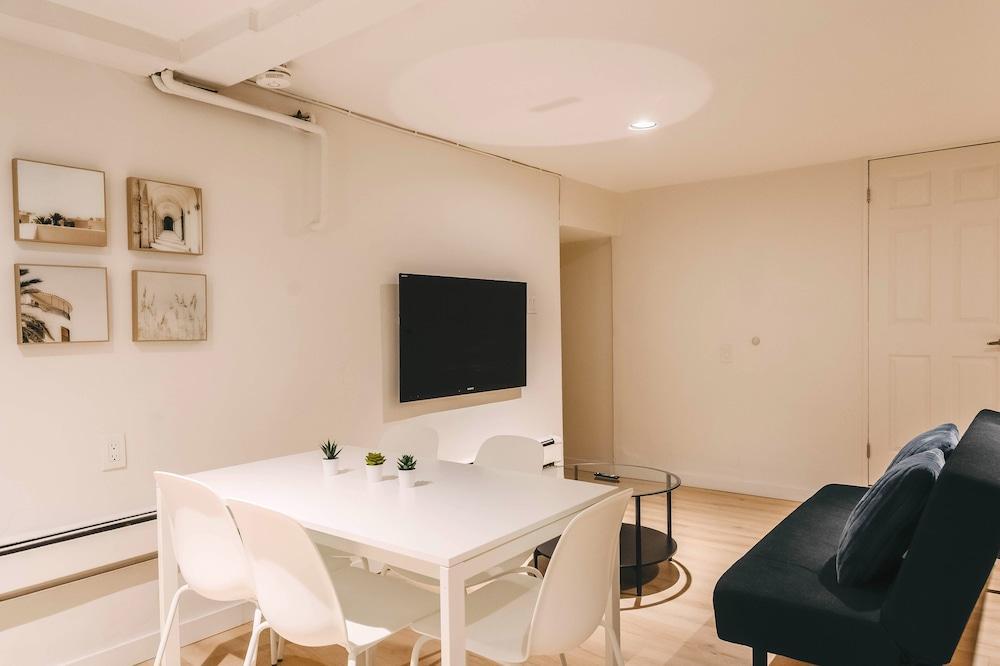 Lum The Queen Room Type - Basement Suite
