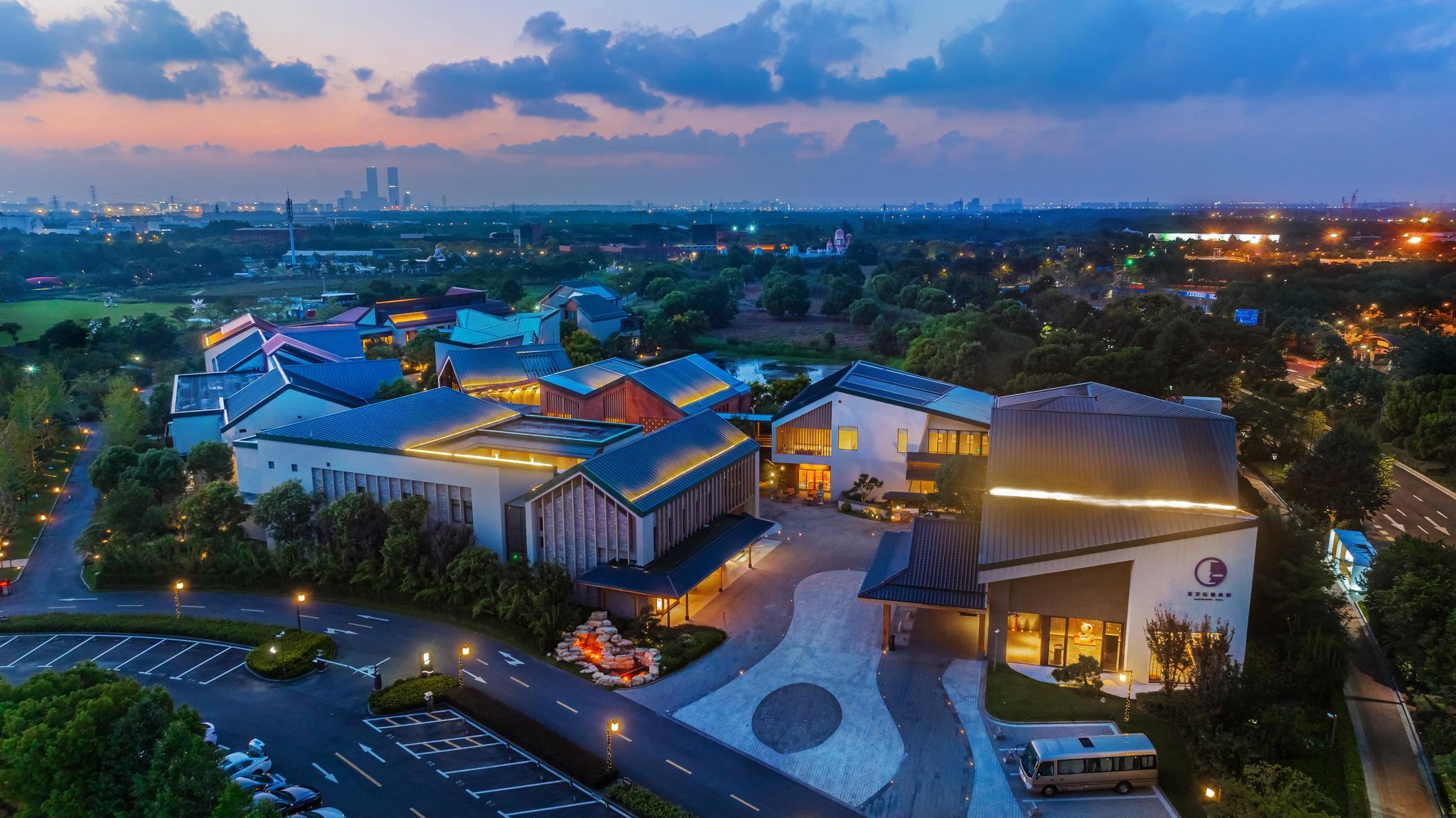 Hyakumangoku Onsen Hotel - Free Shuttle Service to Shanghai Disneyland - Tap to explore photos