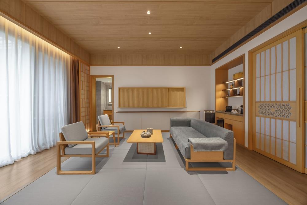 Hyakumangoku Onsen Hotel - Free Shuttle Service to Shanghai Disneyland - Tap to explore photos