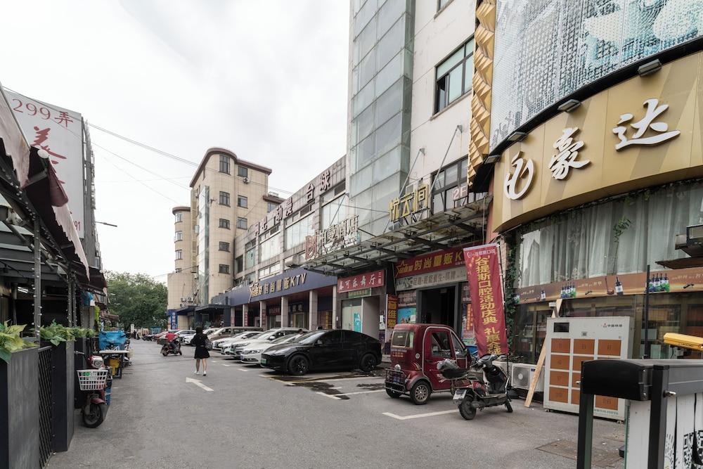 CaptainNo 5YouthHotel XianxiaRoad Branch - Tap to explore photos