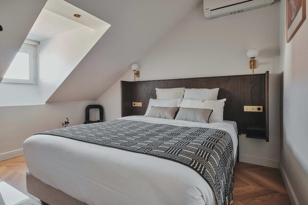 Nestay Sentier Room Type - Apartment Deluxe - Royal blue 601 (Top Floor)