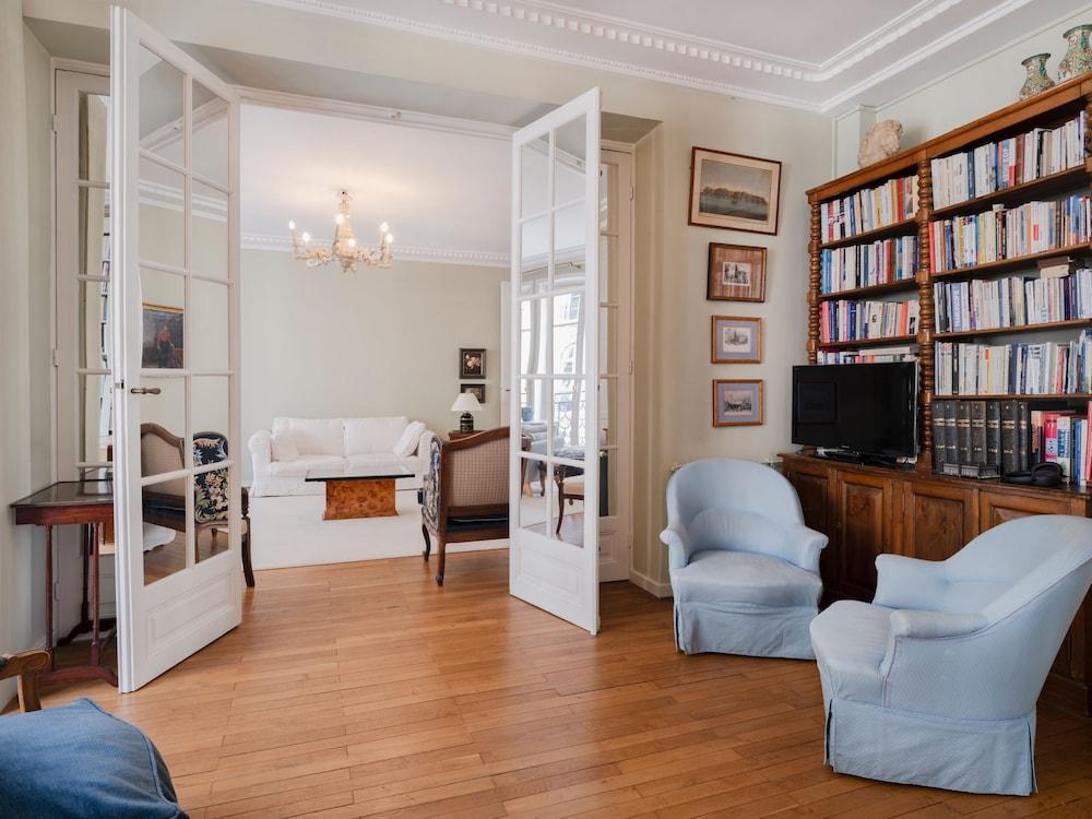 Paris Prestige Rousseau Residence - Tap to explore photos