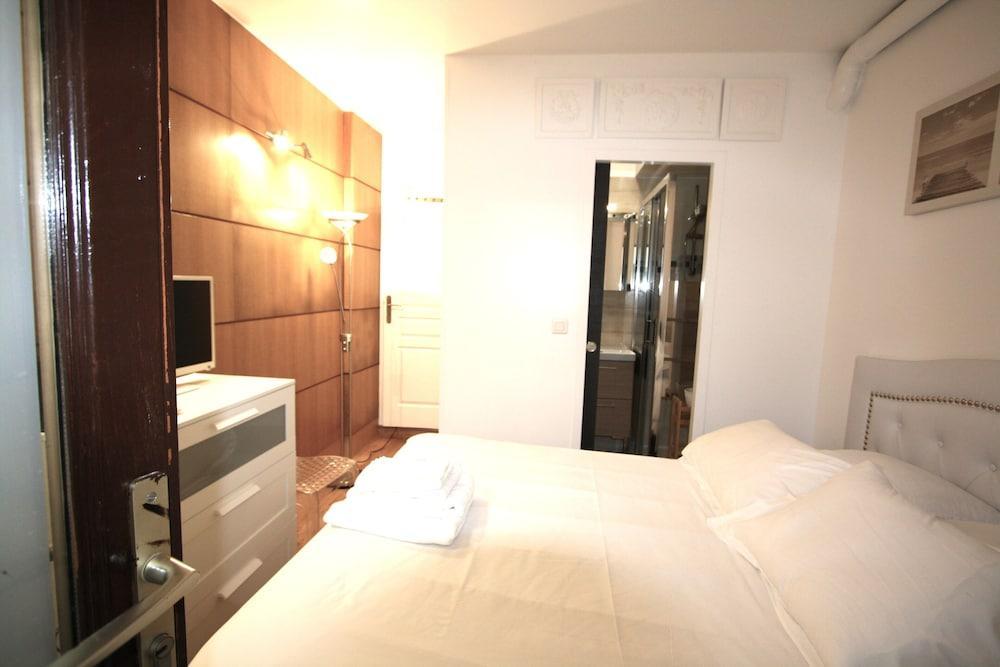 One bedroom flat ground floor avec cuisine -Rue Saint charles - métro Charles Michels 75015 PARIS - Tap to explore photos