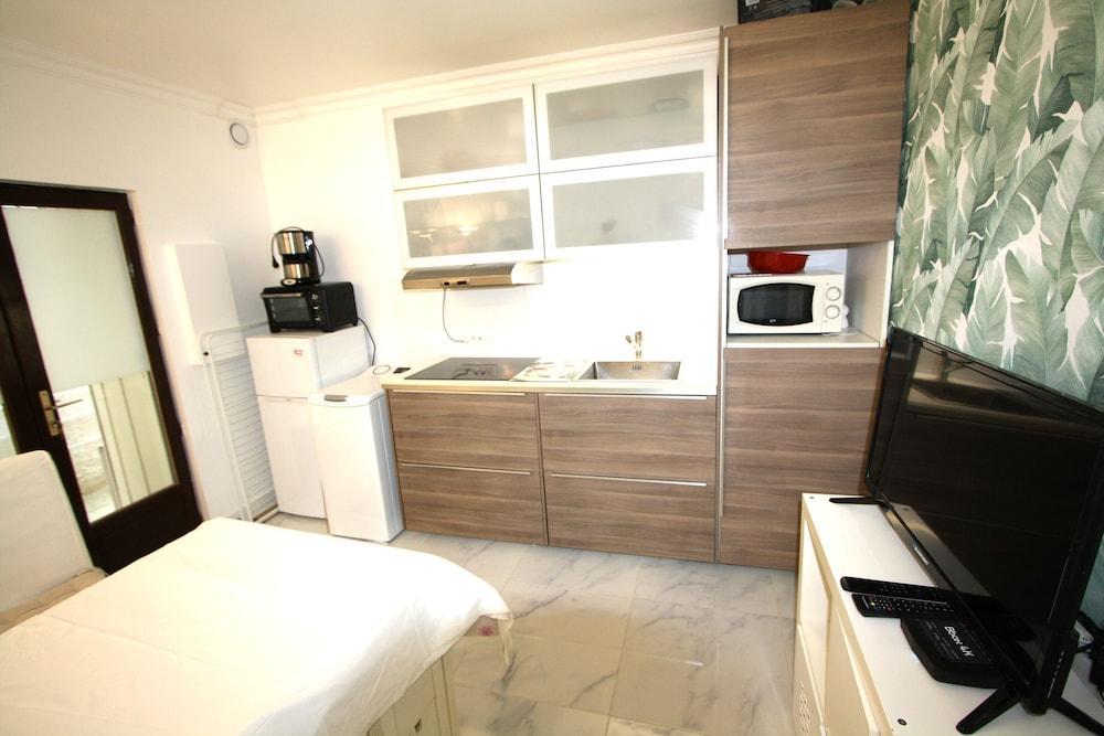 One bedroom flat ground floor avec cuisine -Rue Saint charles - métro Charles Michels 75015 PARIS - Tap to explore photos