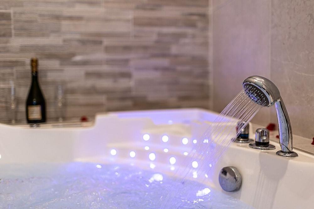 Havre de Paix  Jacuzzi - Tap to explore photos