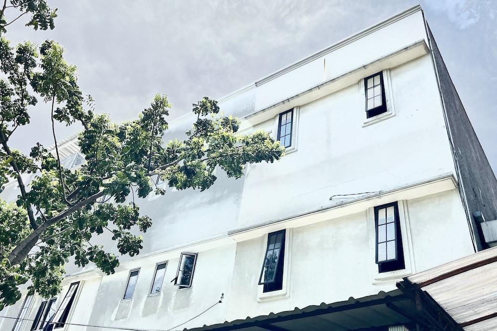 Morroi Residence Kemang - Tap to explore photos