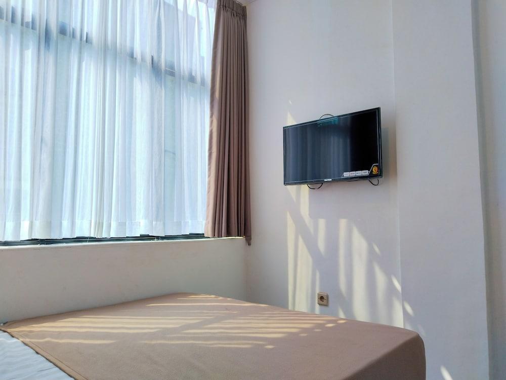 Themas Guest House - Tap to explore photos