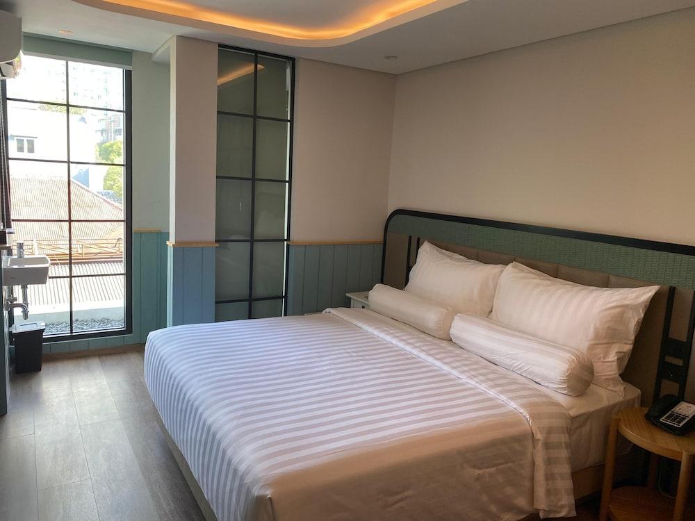 Luxeur Jakarta - Setiabudi Room Type - Deluxe Double Room.