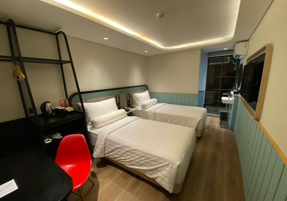 Luxeur Jakarta - Setiabudi Room Type - Deluxe Twin Room.